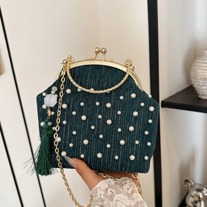 Sac à main élégant vert émeraude avec perles, fermoir baiser doré et pompon chic