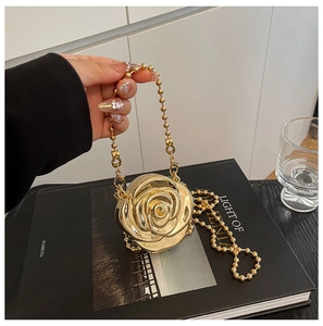 Vue détaillée du sac de soirée en forme de rose dorée avec bandoulière en perles