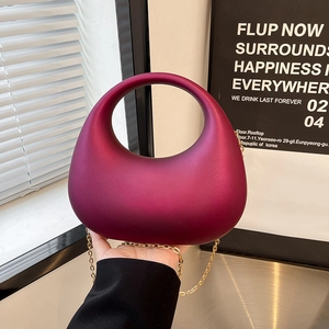 Sac à main demi-lune en acrylique magenta avec finition mate et chaîne dorée