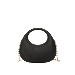 Pochette noire minimaliste en acrylique, design semi-circulaire et chaîne dorée