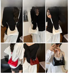 Vues détaillées des sacs croissants en cuir verni blanc, rouge et noir avec breloque argentée