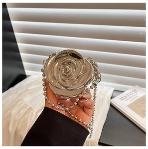 Pochette de soirée rose argentée en acrylique avec pétales 3D et chaîne à perles amovible