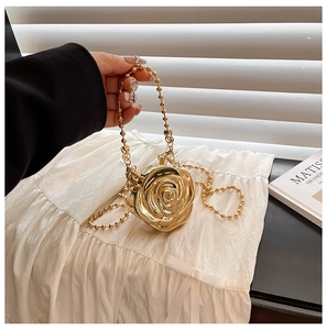 Sac de soirée luxueux en métal en forme de rose dorée avec bandoulière chaîne amovible