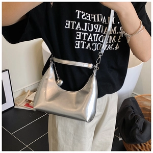 Sac croissant argenté en cuir miroir avec pendentif boule et bandoulière réglable