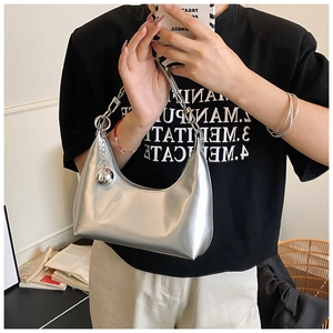 Détail du sac croissant argenté avec fini métallique et poignée en chaîne