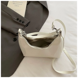 Détails du sac demi-lune en cuir verni blanc avec boucles argentées et doublure en tissu