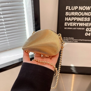 Elegante goldene Muschel-Abendtasche mit plissierter Metallstruktur und Perlenkette