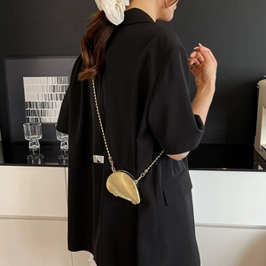 Goldene Muschel-Kettentasche aus Metall für Damen, elegantes Abendmode-Accessoire