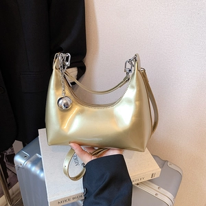 Sac hobo croissant doré chic avec finition métallique et breloque boule argentée