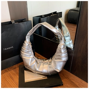 Détail du sac croissant argenté plissé en PU métallisé sur un fond de style de vie