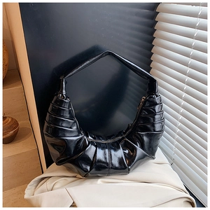 Détail du sac croissant plissé noir brillant avec finition polie et fermeture éclair