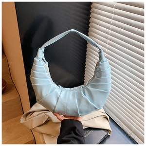 Détail du sac croissant bleu clair plissé avec fermeture éclair et texture en PU