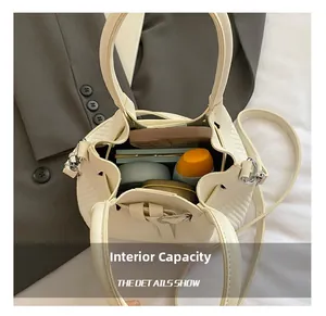Vue de dessus du sac seau blanc matelassé montrant la capacité et l'espace interne