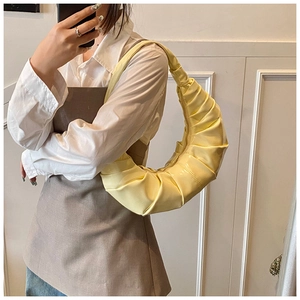 Selfie miroir montrant le sac porté épaule plissé jaune pâle sous le bras porté