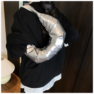Gros plan sur le sac croissant plissé argenté métallique avec finition brillante hobo