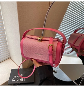 Detailaufnahme der rosa Ledertextur und der goldenen Muschelschnalle der Modetasche