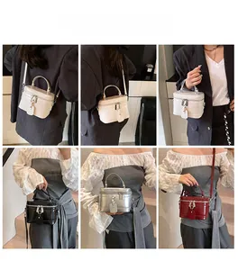 Lifestyle-Ansicht des Modells mit der Vanity Bag in verschiedenen Farben und Stilen