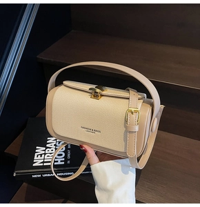 Detailansicht beige Umhängetasche mit strukturierter Klappe und goldfarbenem Verschluss