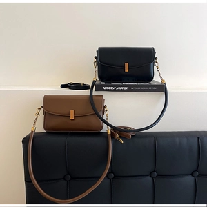 Détail de sacs à bandoulière en cuir avec boucle dorée et bandoulière chaîne