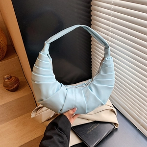 Sac croissant plissé bleu ciel avec forme demi-lune minimaliste et bandoulière