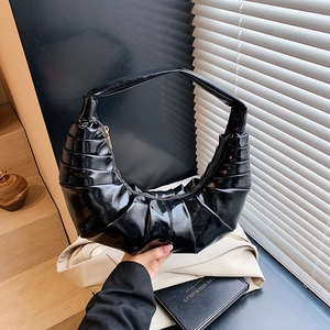 Sac à main croissant plissé noir tendance avec finition brillante et bandoulière élégante