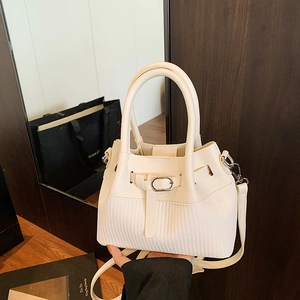 Sac seau beige chic avec texture tissée et poignée pour un porté épaule polyvalent