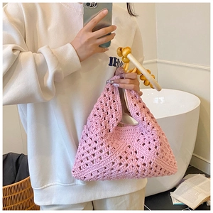 Détail du sac cabas rose au crochet ajouré avec perles en bois et bandoulière tressée