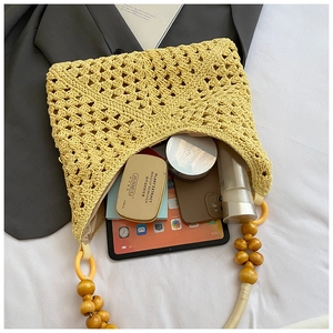 Vue de dessus d'un sac cabas jaune crocheté avec perles en bois et grand compartiment