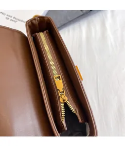 Détail de la fermeture éclair en métal doré et de la doublure de ce sac à main marron