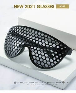 Détail des verres à mailles en nid d'abeille noirs et monture brillante de lunettes soleil