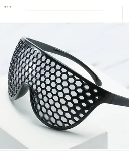 Gros plan de lunettes futuristes surdimensionnées avec un design en maille alvéolée noire