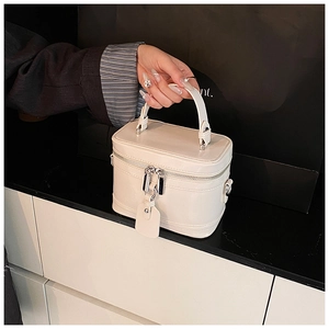 Detail der weißen PU-Leder Box-Handtasche mit Doppelreißverschluss und Tragegriff