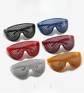 Lunettes de soleil oversize tendance avec verres à grille hexagonale colorés en groupe