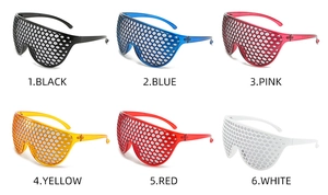 Vue détaillée de lunettes futuristes alvéolées en six couleurs vives semi-transparentes