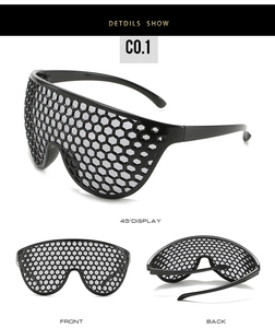 Vues détaillées de lunettes de soleil futuristes noires à mailles alvéolées sous plusieurs angles