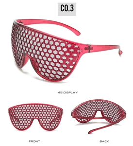 Affichage macro en trois vues de lunettes de soleil rouges à monture nid d'abeille