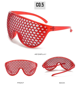 Vues sous trois angles de lunettes rouges surdimensionnées à maille alvéolée avec détails