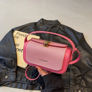 Schicke rosa strukturierte Handtasche mit goldenem Muschelverschluss und Umhängeriemen