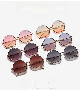 Détails de lunettes de soleil sans monture ornées de strass en plusieurs dégradés