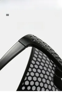 Gros plan de lunettes de soleil noires avec verres à texture hexagonale futuriste