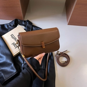 Sac à bandoulière en cuir marron avec boucle en métal et doubles bretelles pour femme