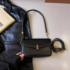 Sac à rabat minimaliste en cuir noir mat avec fermoir doré et bandoulière réglable