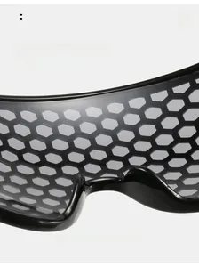 Détails des plaquettes de nez ergonomiques et texture en nid d'abeille des lunettes
