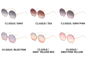 Six paires de lunettes de soleil rondes sans monture avec cristaux et verres dégradés