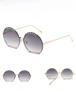 Vue détaillée de lunettes de soleil rondes avec verres dégradés violets et strass