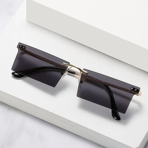 Lunettes de soleil rectangulaires sans monture avec cadre doré et verres foncés