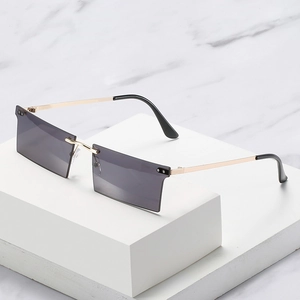 Lunettes de soleil rectangulaires sans monture avec verres gris et branches dorées