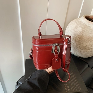 Retro tiefrote Box-Handtasche mit silbernen Beschlägen und Doppelreißverschluss-Design