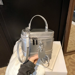 Silberne Metallic-Box-Tasche für Damen mit Tragegriff und abnehmbarem Umhängeriemen