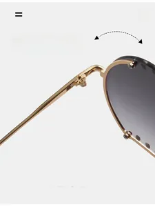 Détail de la charnière en métal doré de lunettes de soleil à monture demi-cerclée